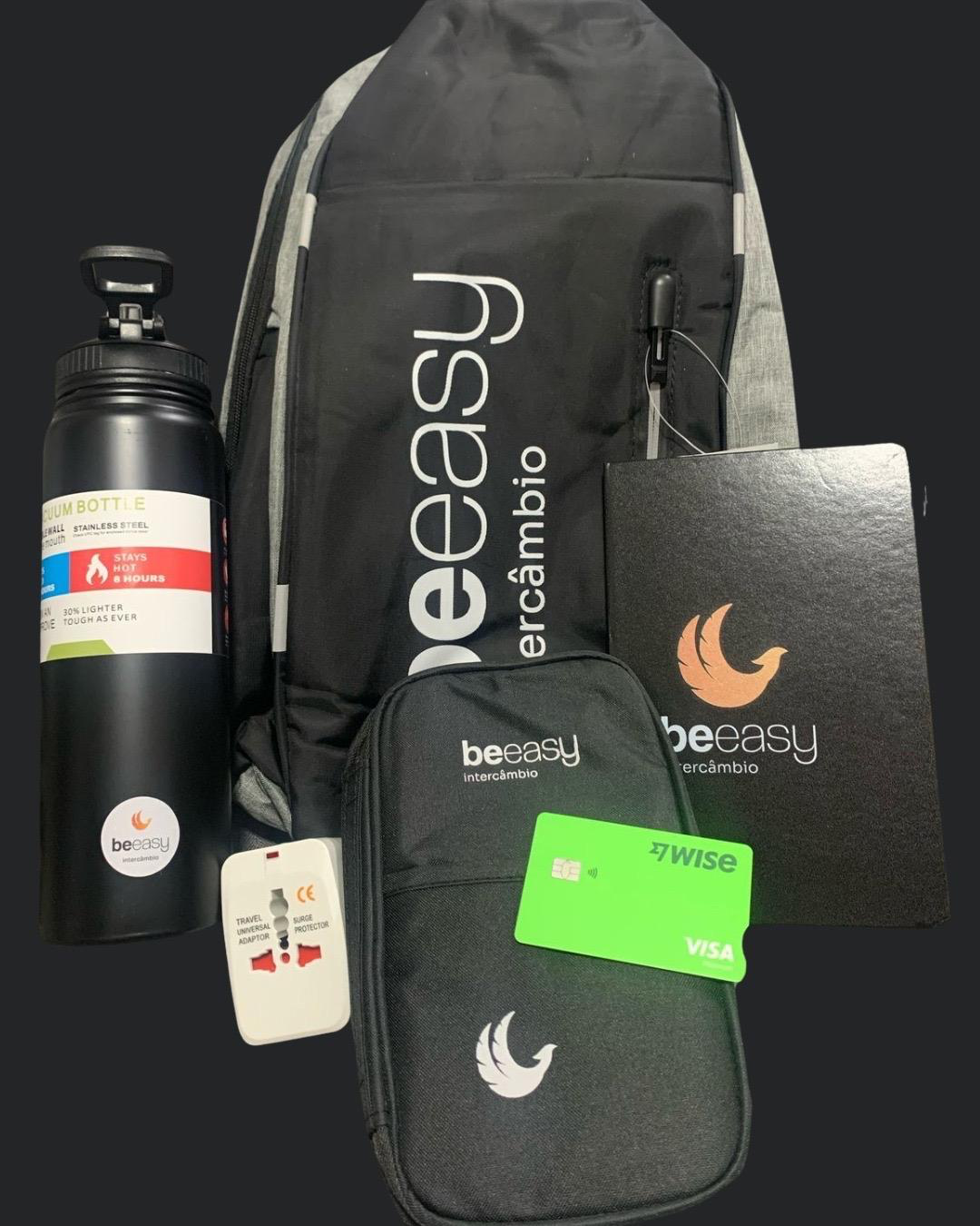 Kit de viagem Be Easy: mochila, garrafa térmica, organizador e capa de passaporte em couro, caderno personalizado e cartão Wise.